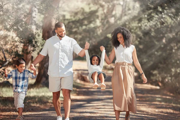 Familia Diversión Verano Feliz Parque Padre Madre Hijos Balanceándose Camino —  Fotos de Stock