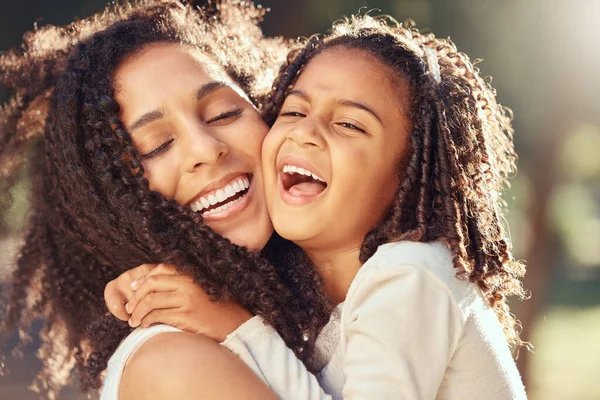 Glad Flicka Barn Kramar Mamma För Mödrar Dag Älskar Och — Stockfoto
