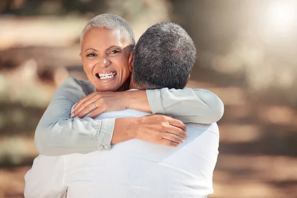 Natureza Casal Sênior Retrato Abraço Para Amor Cuidado Passeio Ligação — Fotografia de Stock