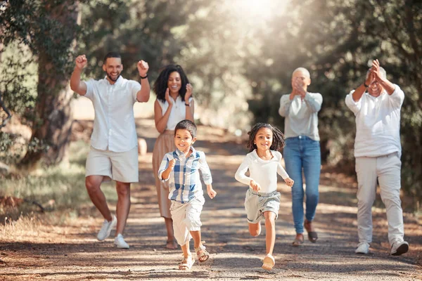 Naturaleza Correr Familia Feliz Animando Los Niños Parque Que Divierten — Foto de Stock