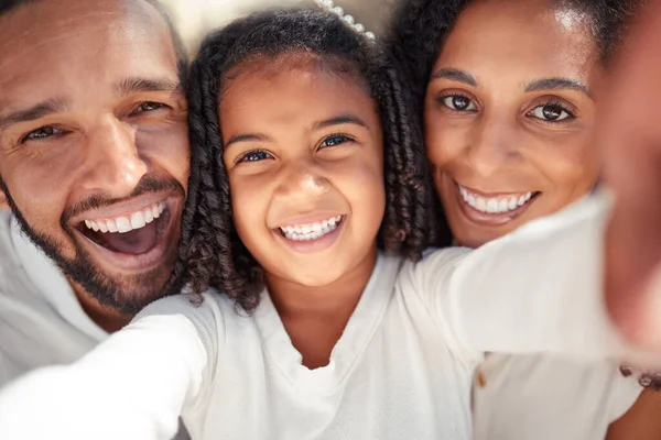 Selfie Happy Family Portrait Girl Bonding Mother Father Smile Relax — Stock Photo, Image