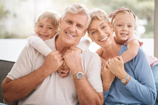 Relax Lach Grootouders Met Kinderen Woonkamer Voor Liefde Familie Pensioen — Stockfoto