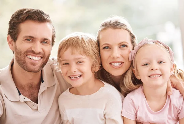 Family Smile Home Relax Parents Love Children House Together Face — Stock Photo, Image