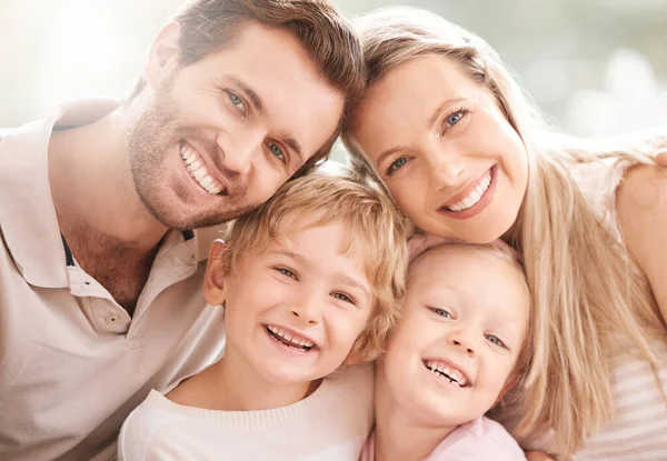 Glückliche Familie Gemeinsamen Porträt Für Sommer Outdoor Wellness Und Urlaub — Stockfoto