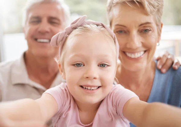 Chica Abuelos Retrato Autofoto Familia Hogar Divierten Pasando Tiempo Calidad —  Fotos de Stock