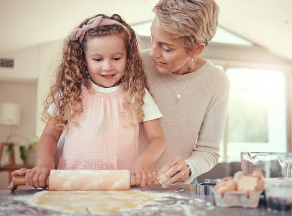 Οικογένεια Μάθηση Και Κορίτσι Ψήσιμο Γιαγιά Μια Κουζίνα Συγκόλληση Ενώ — Φωτογραφία Αρχείου