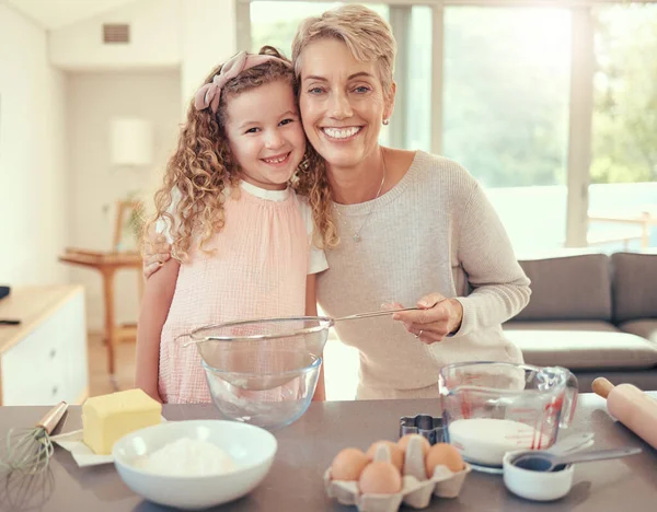 Πορτρέτο Μητέρα Και Παιδί Ψήσιμο Μια Ευτυχισμένη Οικογενειακή Κουζίνα Νεαρή — Φωτογραφία Αρχείου
