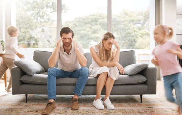 Hluk Bolest Hlavy Stres Dětmi Rodiči Obývacím Pokoji Ohromen Adhd — Stock fotografie