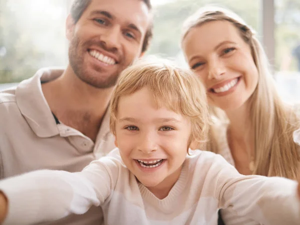 Család Mosoly Boldog Szelfi Ahogy Fiú Együtt Pihen Szülőkkel Otthoni — Stock Fotó
