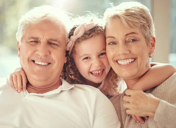 조부모는 거실에서 유쾌하고 스러운 가운데 포옹하고 유대를 맺는다 긴장풀고 미소짓고 — 스톡 사진