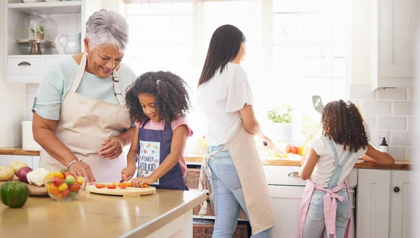Cozinhar Família Negra Crianças Aprendendo Avó Ensinando Menina Para Almoço — Fotografia de Stock