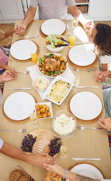 Моліться Їжте Сімейні Друзі Вечеряйте Столом Вдячністю Любов Вірою Релігію — стокове фото