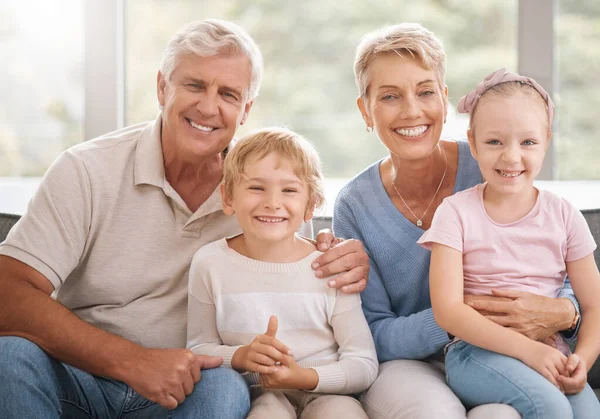 초상화 아이들 조부모님 소파에서 긴장을 거실에서 유대를 미소짓습니다 시간을 즐기고 — 스톡 사진