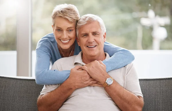 Feliz Pareja Ancianos Retrato Sala Estar Con Amor Cuidado Abrazo —  Fotos de Stock