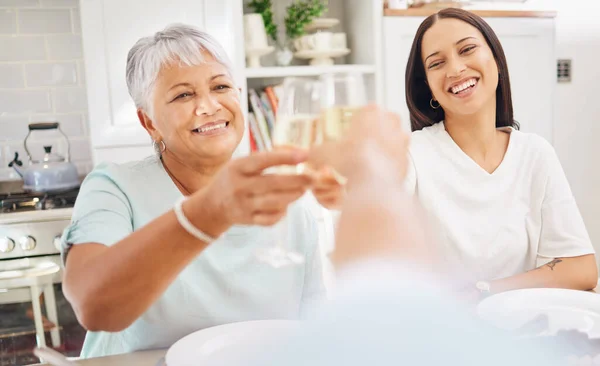 샴페인 할머니 그리고 부엌에서 할머니와 사람들의 토스트 미소를 파티나 모임에서 — 스톡 사진
