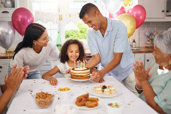 Dziecko Tort Urodzinowy Uroczyste Przyjęcie Rodziną Rodzicami Szczęśliwej Podekscytowanej Dziewczyny — Zdjęcie stockowe