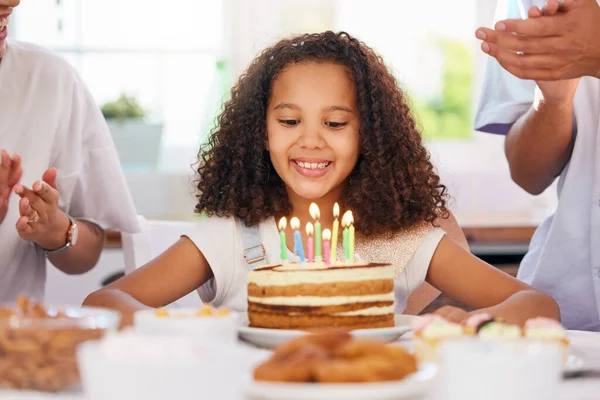 그리고 가정에서 아이를 파티를 축하하기 케이크 행사나 부모님 촛불을 미소짓고 — 스톡 사진