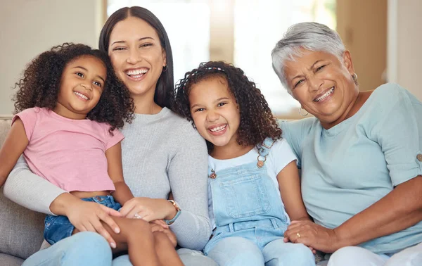 Família Feliz Avó Menina Crianças Sofá Juntos Para Celebração Dia — Fotografia de Stock