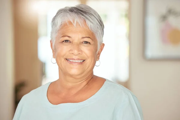 Vrolijke Vrouw Senior Portret Ontspannen Huis Voor Pensionering Gezonde Ouderdom — Stockfoto