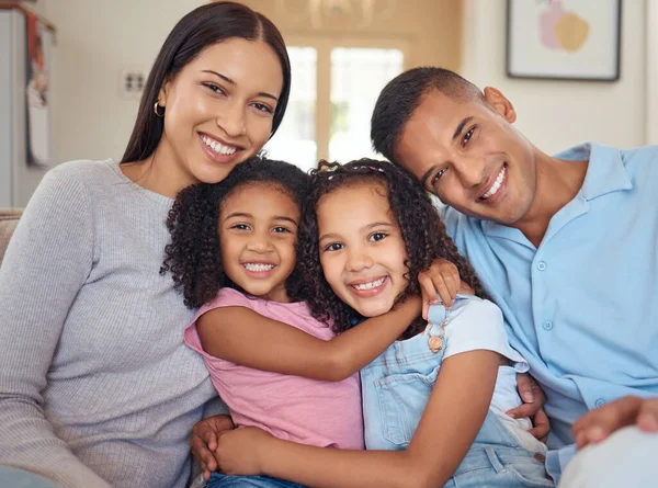 Retrato Família Feliz Sala Estar Sofá Abraço Sorriso Ligação Para — Fotografia de Stock
