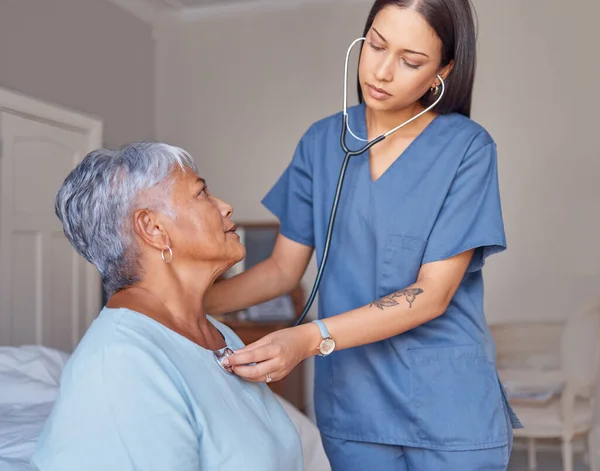 Dokter Stethoscoop Senior Vrouw Met Verzorger Controleren Van Gezondheid Hartslag — Stockfoto