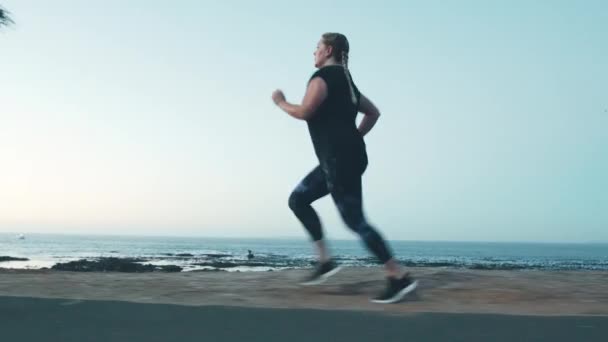 Fitness Entraînement Course Avec Une Femme Plage Pour Perte Poids — Video