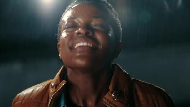 Femme Noire Heureuse Pluvieuse Avec Eau Sur Visage Pour Rafraîchir — Video