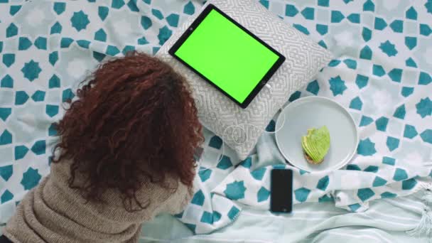 绿色屏幕和平板电脑 让女性躺在床上流连忘返地上网 社交媒体或看电影 网站和数字与女孩在家里的应用程序 音乐或模拟彩色键 — 图库视频影像