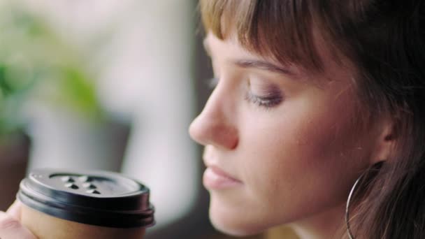 Pensando Donna Tazza Caffè Bere Rilassarsi Nel Caffè Pace Mentalità — Video Stock