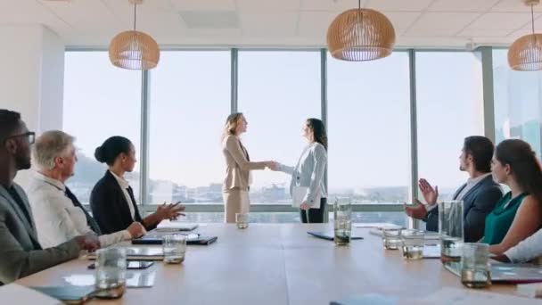见面和妇女握手 以促进商业伙伴关系和在工作会议上的成功 在一个讲习班上支持管理层合作的公司员工鼓掌 — 图库视频影像