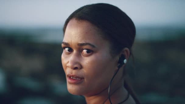 描绘自然界中的女性 跑步时流汗 拥有耳机 听音乐 在室外公园跑步以获得健康的成熟黑人妇女的健康 训练和健康 — 图库视频影像