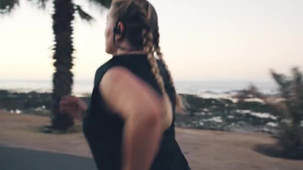 葡萄牙城市的跑步 音乐和女子健身 马拉松和有氧运动训练 跑得快的运动员跑步者 在街头锻炼时通过音频播客来获得动力 以获得健康 — 图库视频影像