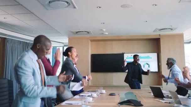 企业团队的成功 达到目标 快乐的员工在办公室庆祝财务交易的目标 公司战略合作 公司分析 胜利与幸福在董事会上齐聚一堂 — 图库视频影像