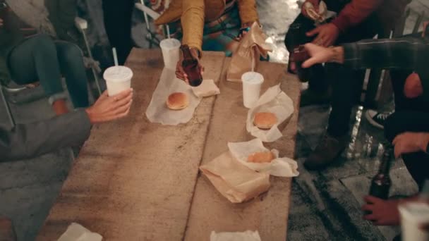 Dostlar Açık Hava Partisi Tost Şerefe Kadeh Kaldırma Çatıda Bira — Stok video