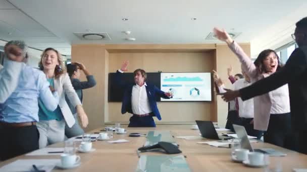 Sucesso Celebração Empresários Vencedores Entusiasmaram Apoio Bônus Realização Reunião Trabalho — Vídeo de Stock