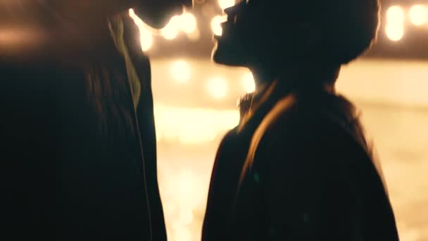 Поцелуй Пара Дождь Мужчиной Женщиной Целуются Открытом Воздухе Дождливую Ночь — стоковое видео