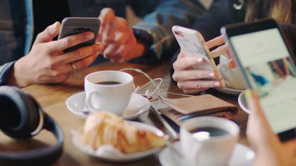 Café Amigos Mãos Telefone Redes Sociais Line Conexão Digital Rede — Vídeo de Stock