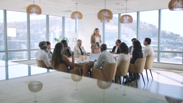 Obchodní Žena Mluví Marketingové Prezentaci Svým Týmem Během Plánovací Schůzky — Stock video