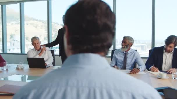在公司会议上的财务介绍和黑人主管战略与发展 出席金融商务会议的公司人员听取专业非洲员工的意见 — 图库视频影像