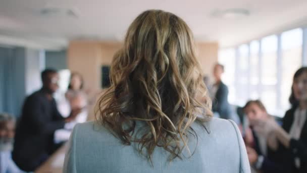 Geschäftsfrau Präsentationserfolg Und Applaus Von Anderen Mitarbeitern Konferenzraum Vielen Dank — Stockvideo