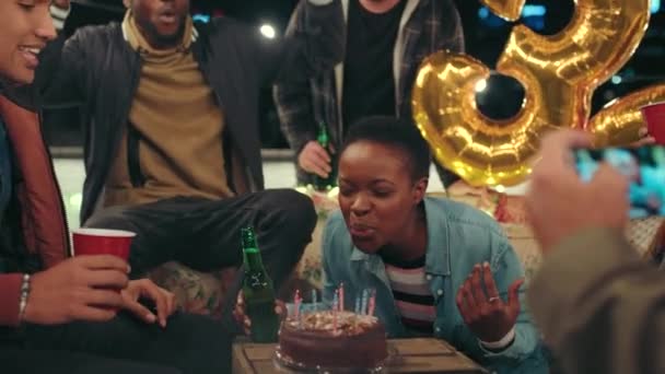 Doğum Günün Kutlu Olsun Bira Arkadaşlarınla Pasta Alkol Akıllı Telefondaki — Stok video