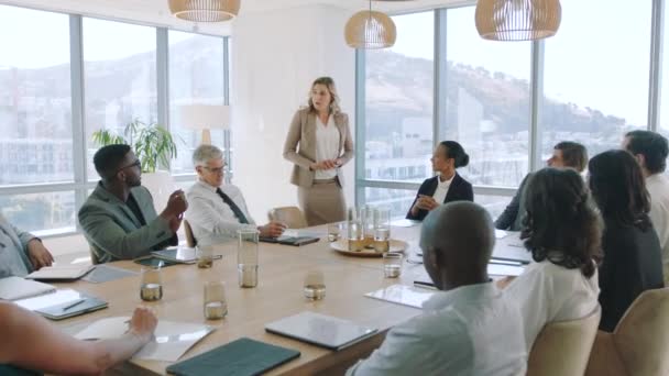 Presentación Líderes Mujeres Finanzas Reuniones Documentos Gráficos Sobre Mesa Oficina — Vídeos de Stock