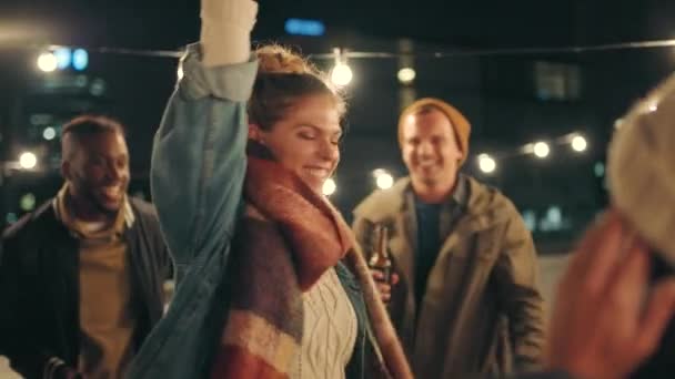 Bira Çeşitlilik Arkadaşlar Gecenin Bir Yarısı Çatıda Dans Edip Eğleniyorlar — Stok video