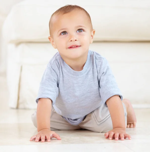 Día Seré Así Grande Lindo Niño Mirando Hacia Arriba —  Fotos de Stock