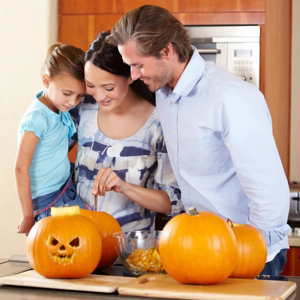 Prepping Pumpkin Halloween Young Mother Father Standing Young Daughter Kitchen — Stock Photo, Image