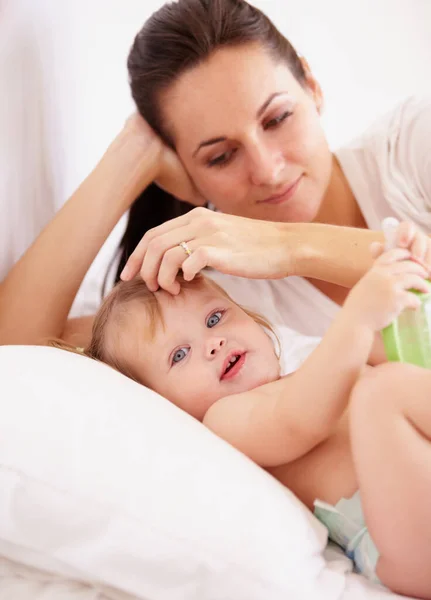 Qualitätszeit Mit Mama Eine Mutter Streichelt Sanft Den Kopf Ihrer — Stockfoto
