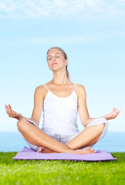 Meditieren Der Natur Eine Attraktive Junge Frau Meditiert Freien — Stockfoto