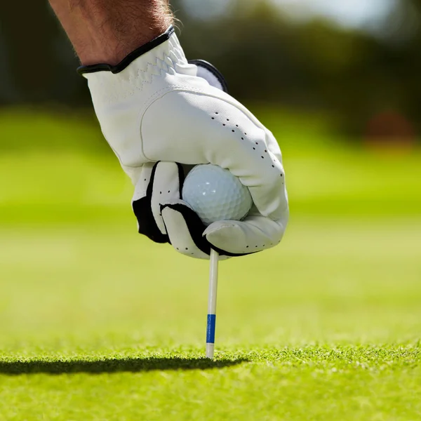 Umieszczenie Piłki Tee Golfista Kładący Swoją Podkładkę Pod Ziemię Polu — Zdjęcie stockowe