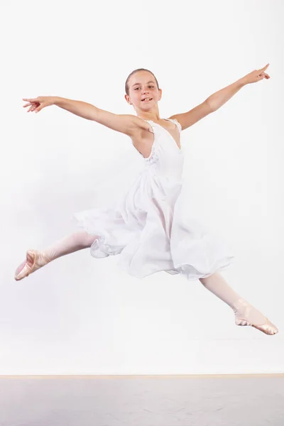 Портрет Молодого Самообладания Молодая Балерина Прыгает Полу Танцевальной Студии — стоковое фото