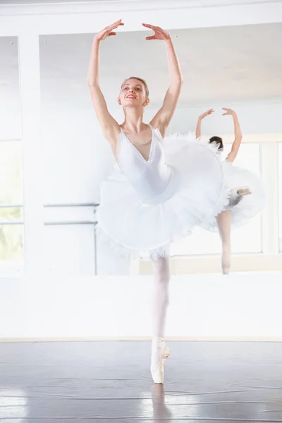 Una Bailarina Consumada Una Bailarina Ensayando Estudio Con Espejo Detrás — Foto de Stock